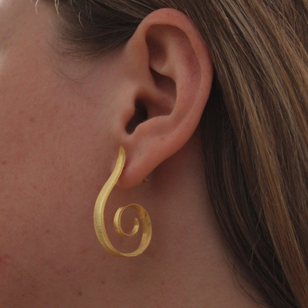 Brushed Swirl Stud Hoop Earrings - Beyond Biasa