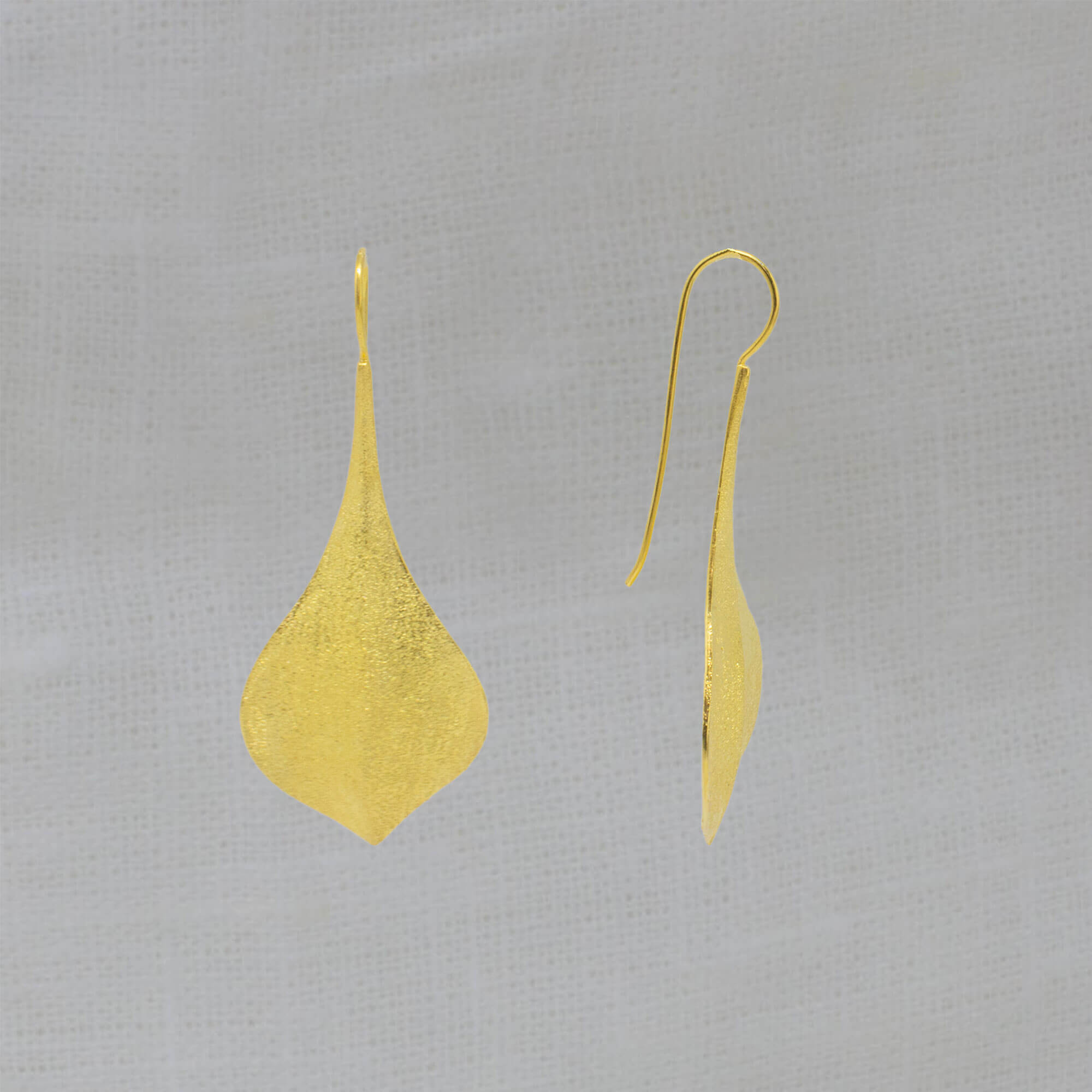 Large brushed 18k gold vermeil leaf drop earrings - Beyond Biasa