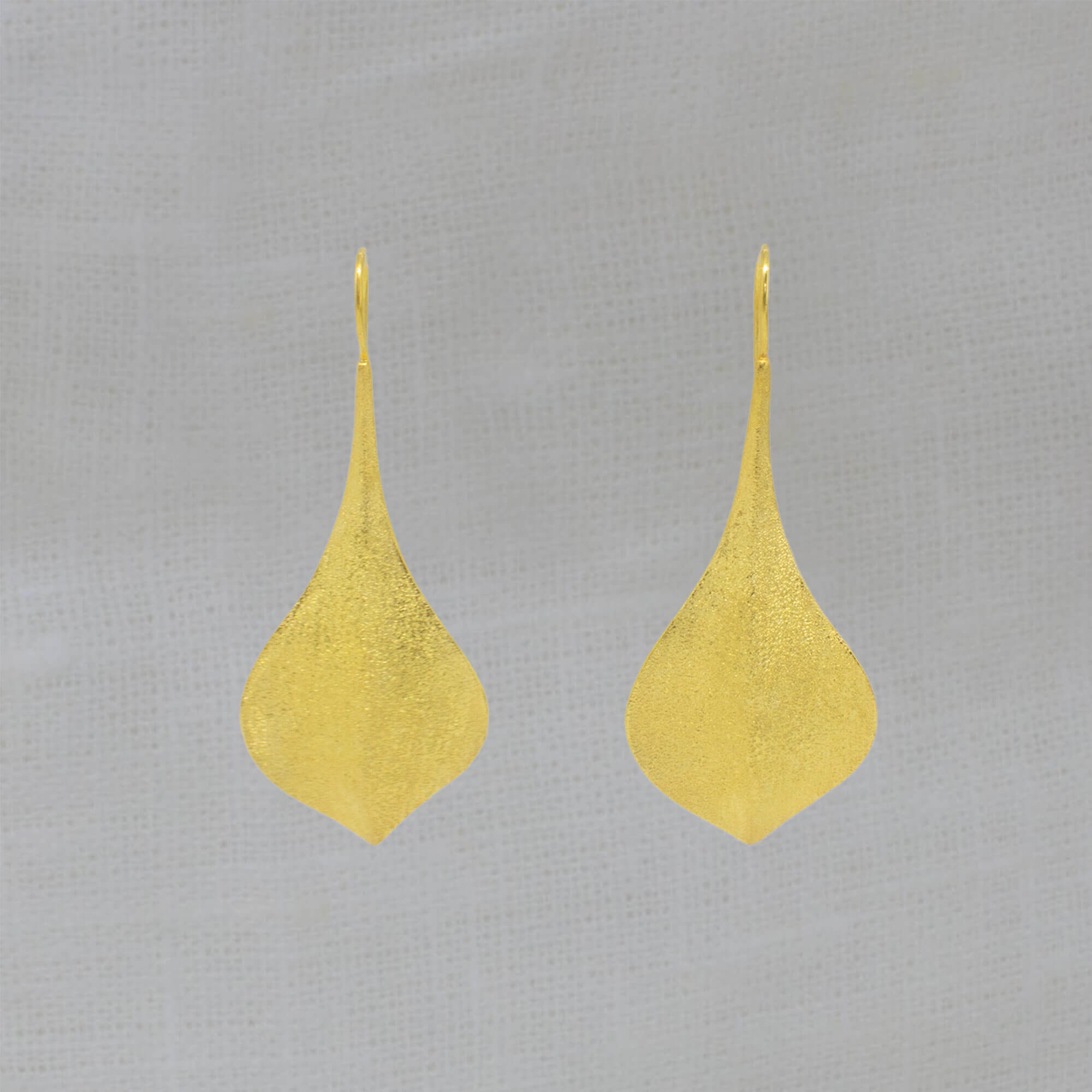 Large brushed 18k gold vermeil leaf drop earrings - Beyond Biasa