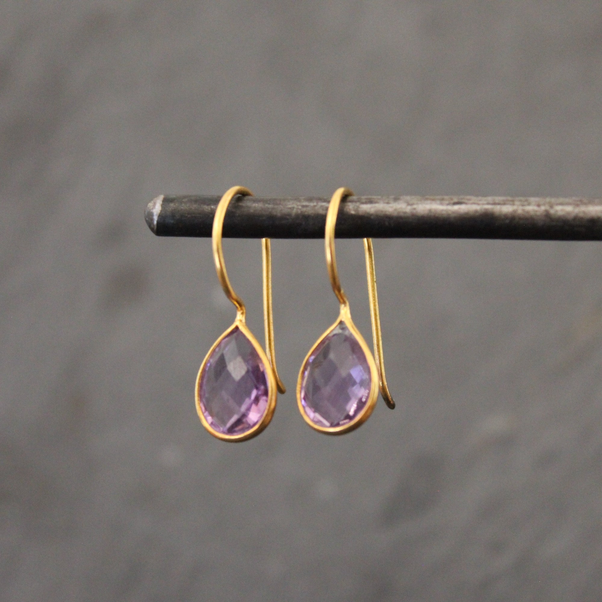 Simple teardrop earrings top